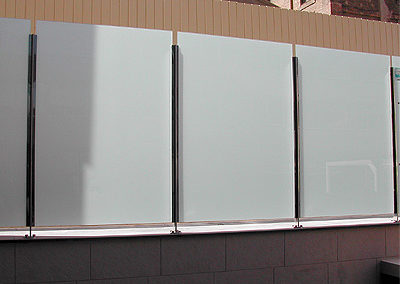 barandilla exterior con patas de inox