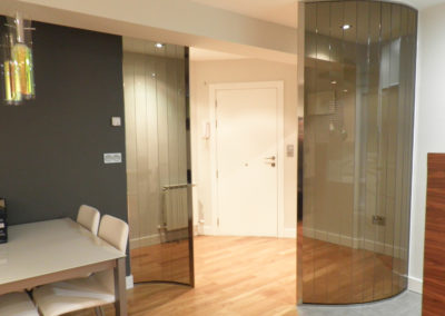 mamparas decorativas entrada vivienda. Vidrio laminar 5+5 gris.
