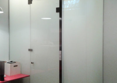 cierre de cuarto de baño con puerta abatible y herrajes de inox. Vidrio laminar extraclaro mate.