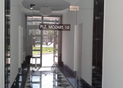 cierre interior portal con vidrio templado de 10 mm y herrajes en inox.
