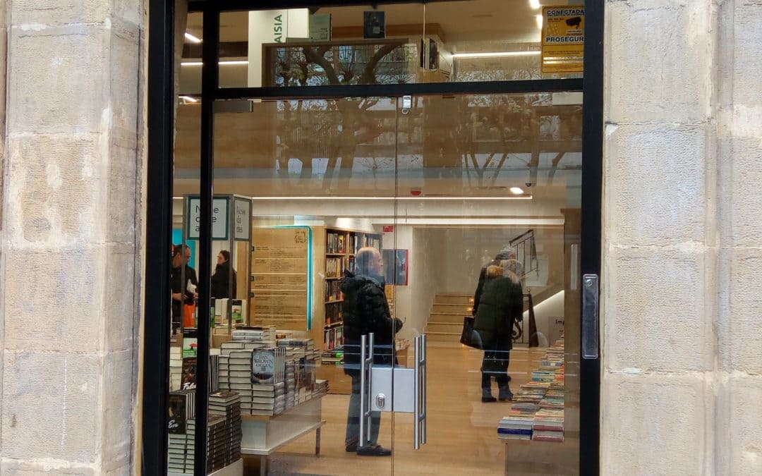 cierre de escaparates con doble puerta abatible con frenos cierra-puertas Speedy, colocados con estructura auxiliar de hierro lacado en negro mate