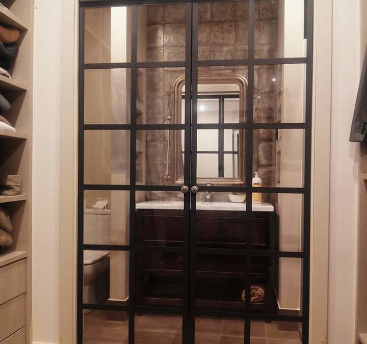 puertas correderas para cuarto de baño. Se esconden dentro de armazón. Hierro lacado con pintura de forja negra