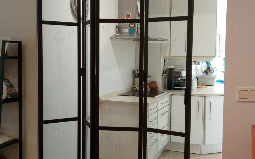 cierre con 4 puertas plegables para cocina. Sin guía inferior. Hierro lacado en negro mate.