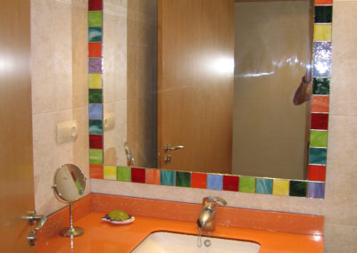 espejo Tiffany´s colocado en cuarto de baño.