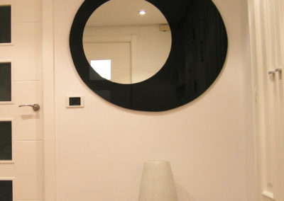 Espejo decorativo ovalado. Entrada a vivienda.