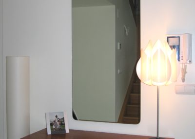 espejo decorativo con esquinas redondeadas.