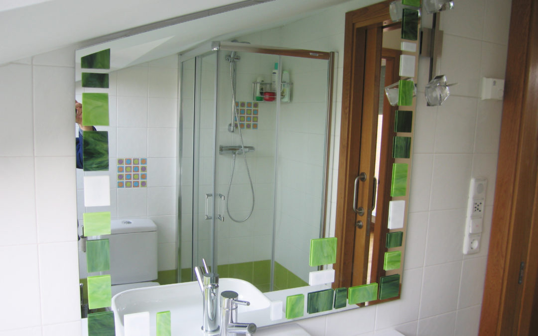 espejo curto de baño con detalles de color.
