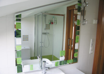 espejo curto de baño con detalles de color.