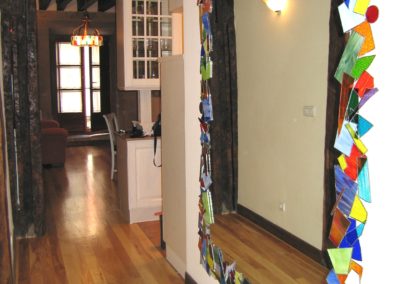 espejo con vidrios de color, elaborado con técnica Tiffany´s. Entrada a vivienda.