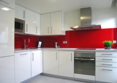 frente de cocina realizado con luna Lacobel roja 1586.