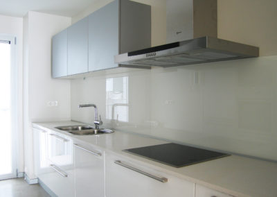 frente de cocina realizado con luna Lacobel blanco 9003.