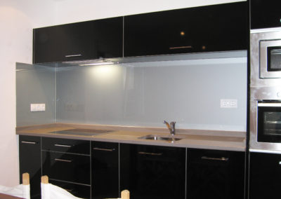 frente de cocina realizado con luna Lacobel gris metalizado 9006
