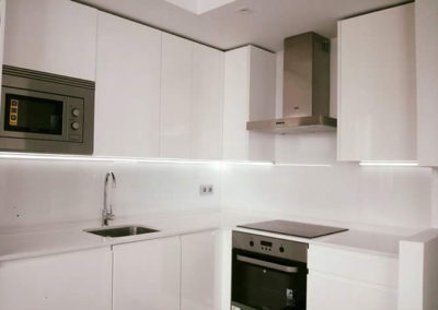 frente de cocina realizado con luna Lacobel blanco 9003.