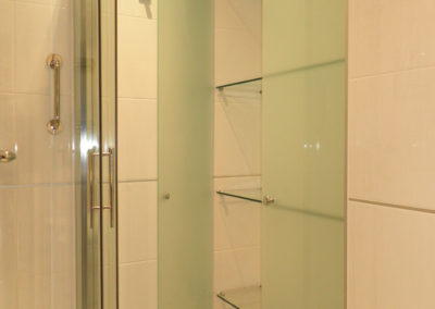 baldas con puertas en cuarto de baño. Soportes y bisagras de latón cromado.