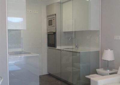 Cierre de cocina con tres hojas correderas, todas ellas móviles para facilitar la limpieza. Guía Saheco Sv-A80.