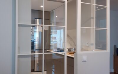 Cierre para cocina compuesto por paneles fijo y dos puertas correderas