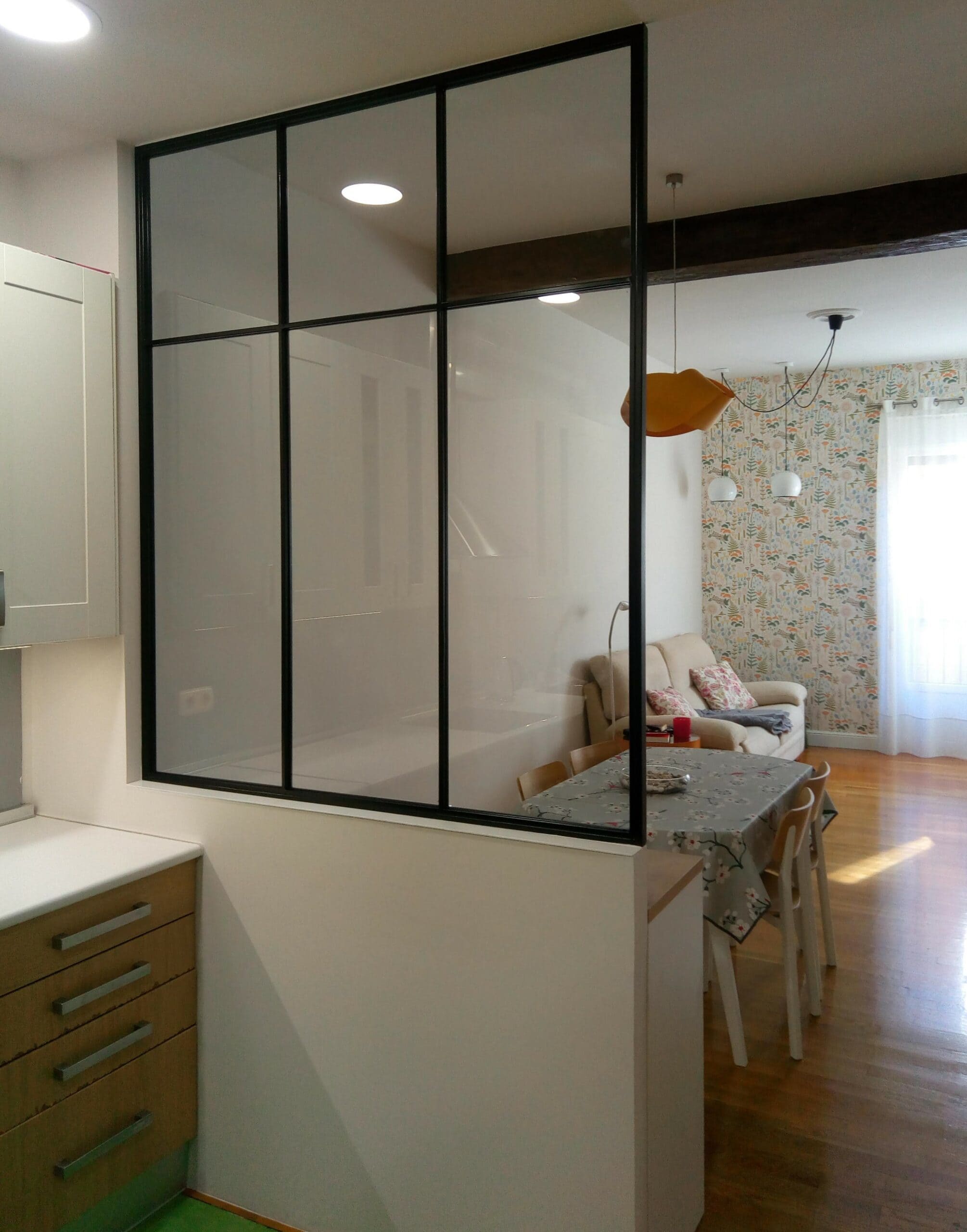 Panel fijo decorativo separando cocina y sala