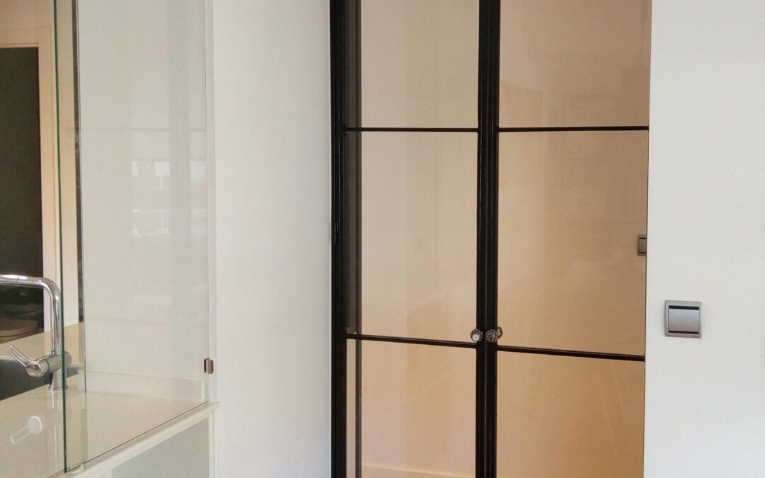 Pareja de puertas abatibles para entrada a salón.
