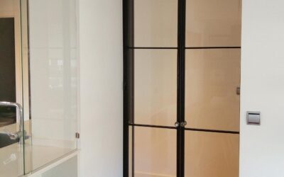 Pareja de puertas abatibles para entrada a salón.