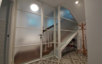 Cierre para entrada de vivienda, construido en carpintería de hierro y vidrio laminado