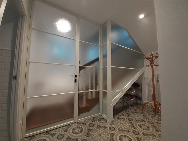 Cierre para entrada de vivienda, construido en carpintería de hierro y vidrio laminado