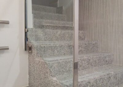 Barandilla portal con patas de inox.