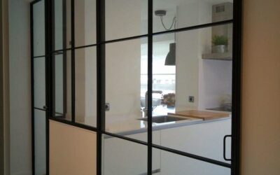 Cerramiento de hierro lacado y vidrio para pasillo – cocina.