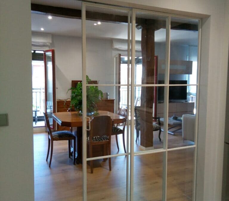 Cierre cocina – salón con dos puertas de hierro