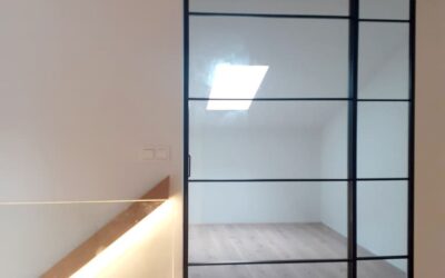 Panel fijo y una puerta corredera.