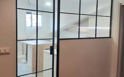 Cierre entre cocina y sala. Puerta de vidrio impreso Raywal