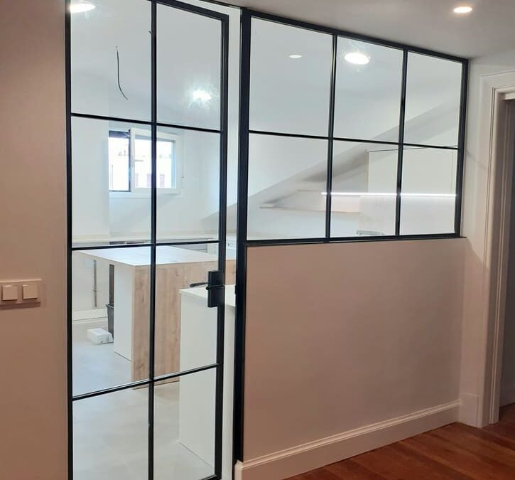 Cierre entre cocina y sala. Puerta de vidrio impreso Raywal