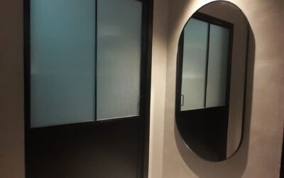 Conjunto de 4 puertas, abatibles y correderas, colocadas en aseos de local de hostelería
